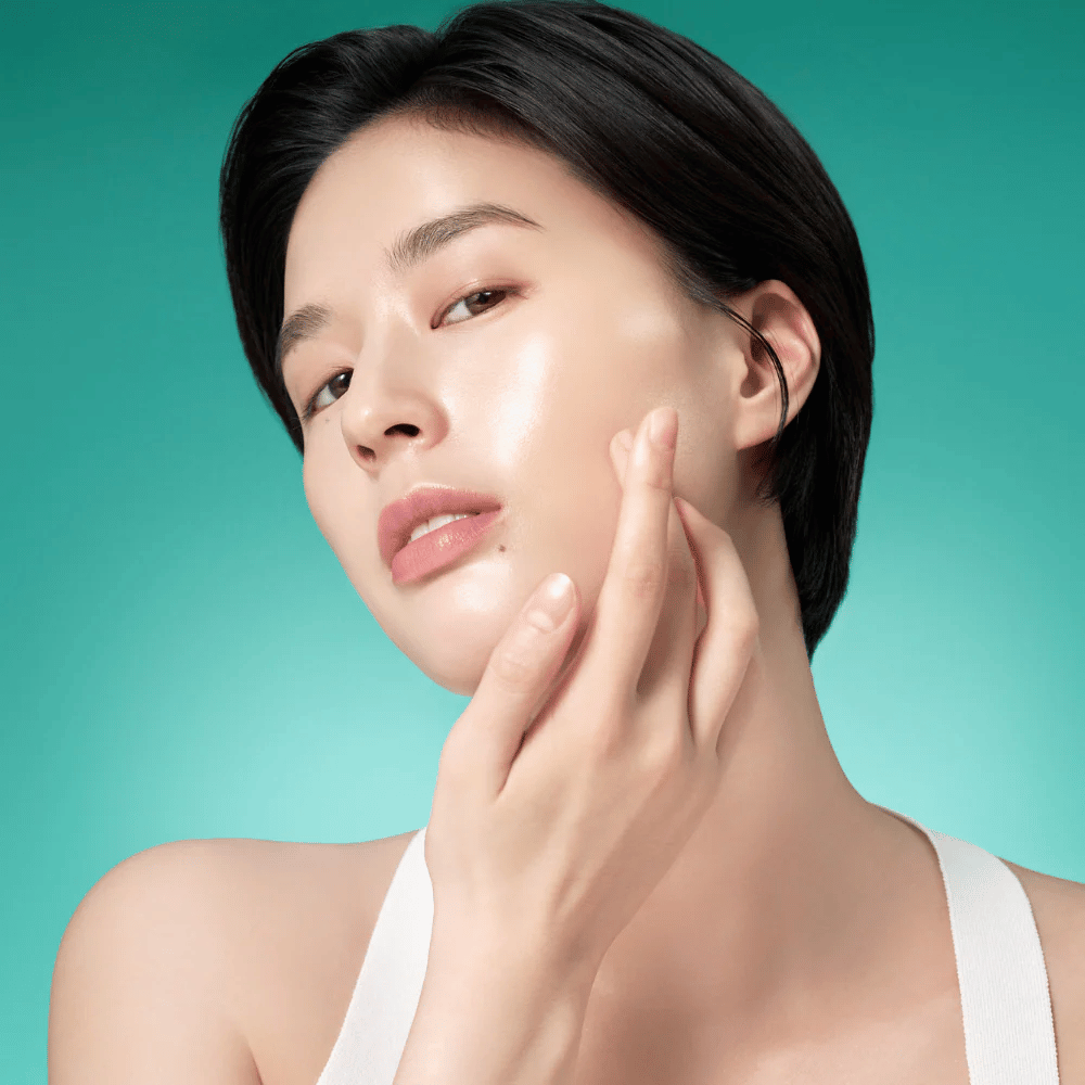 Ženska z sijočo kožo po uporabi Purito Mighty Bamboo Panthenol Serum – pomirjujoč in vlažilni serum, ki krepi kožno pregrado.