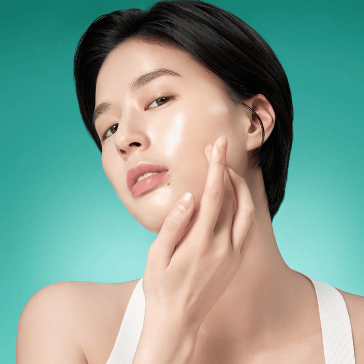 Ženska z sijočo kožo po uporabi Purito Mighty Bamboo Panthenol Serum – pomirjujoč in vlažilni serum, ki krepi kožno pregrado.