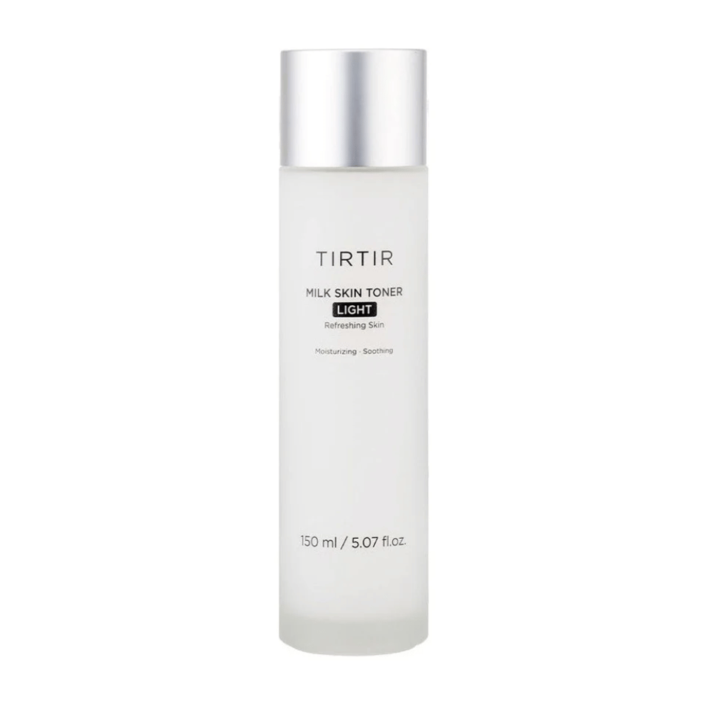 Slika izdelka za nego kože iz TIRTIR, "Milk Skin Toner Light". Steklenička je bela in elegantna s tekstom, ki opisuje toner kot osvežujoč, vlažilen in pomirjujoč. Vsebina je 150 ml ali 5,07 fl. oz.