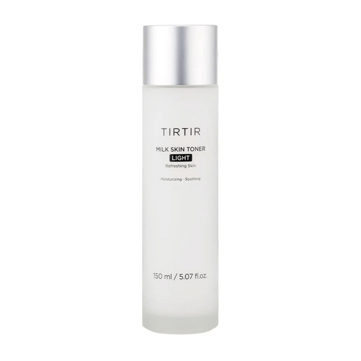 Slika izdelka za nego kože iz TIRTIR, "Milk Skin Toner Light". Steklenička je bela in elegantna s tekstom, ki opisuje toner kot osvežujoč, vlažilen in pomirjujoč. Vsebina je 150 ml ali 5,07 fl. oz.