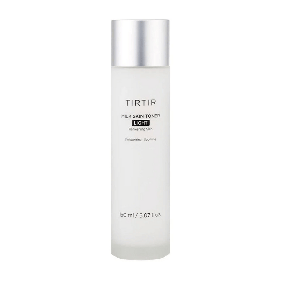 Slika izdelka za nego kože iz TIRTIR, "Milk Skin Toner Light". Steklenička je bela in elegantna s tekstom, ki opisuje toner kot osvežujoč, vlažilen in pomirjujoč. Vsebina je 150 ml ali 5,07 fl. oz.