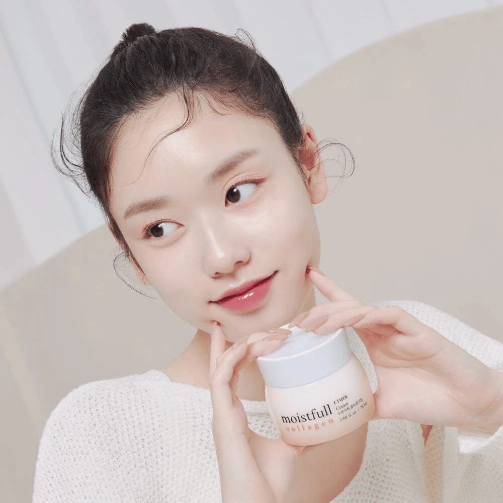 Ženska drži kozarec "Moistfull Collagen Cream", bela majica, nasmeh.