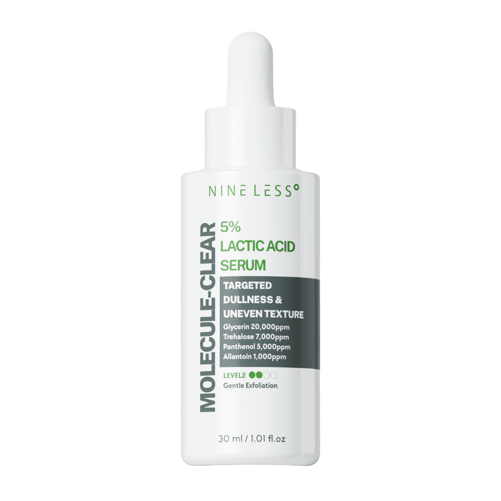 Nine Less Molecule-Clear 5% Lactic Acid Serum v beli steklenički s pipeto, zasnovan za izravnavanje neenakomerne teksture kože in nežno eksfoliacijo. Velikost 30 ml.