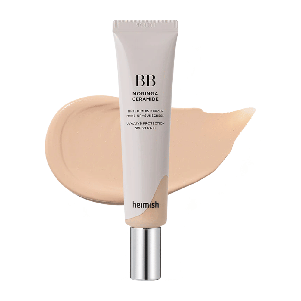 Produktna slika Heimish Moringa Ceramide BB Cream pred svetlim vzorcem odtenka. Slika se osredotoča na svetlejši barvni ton in prikazuje mehak, naraven zaključek, ki ga BB-krema daje koži.