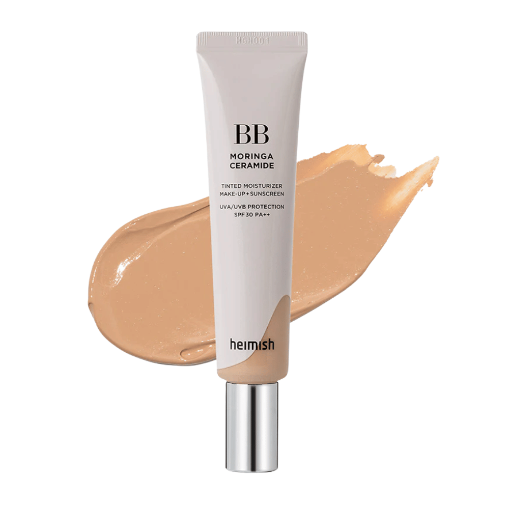 Produktna slika Heimish Moringa Ceramide BB Cream pred potezo bež BB-kreme. Slika poudarja srednje temen odtenek ter vlažilne in izenačevalne lastnosti izdelka.