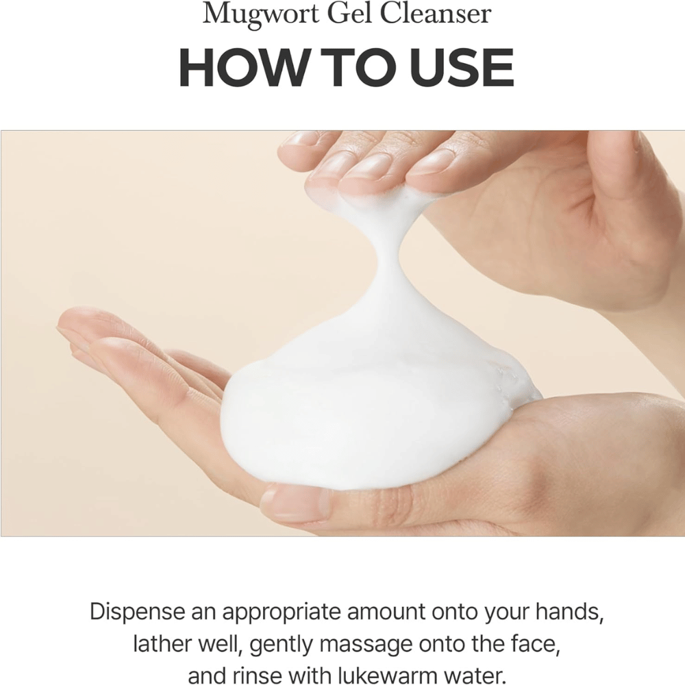 I'm From Mugwort Gel Cleanser 150 ml z navodili za uporabo. Roke prikazujejo, kako se čistilni gel speni v mehko, belo peno.