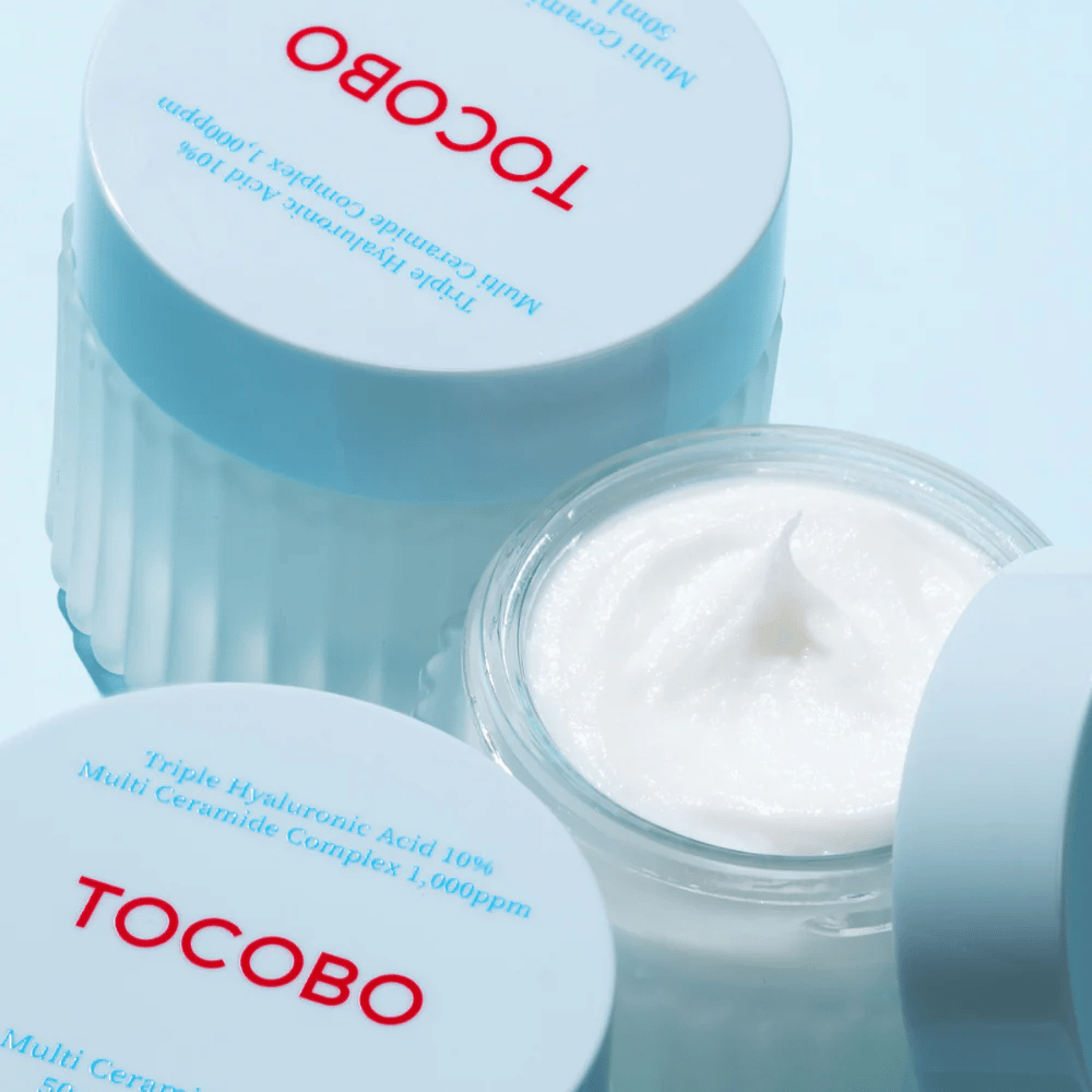 Slika prikazuje "Multi Ceramide Cream" od TOCOBO, ki je vlažilna krema s trojno hialuronsko kislino in kompleksom več ceramidov. Izdelek je namenjen intenzivnemu vlaženju in krepitvi kožne pregrade.