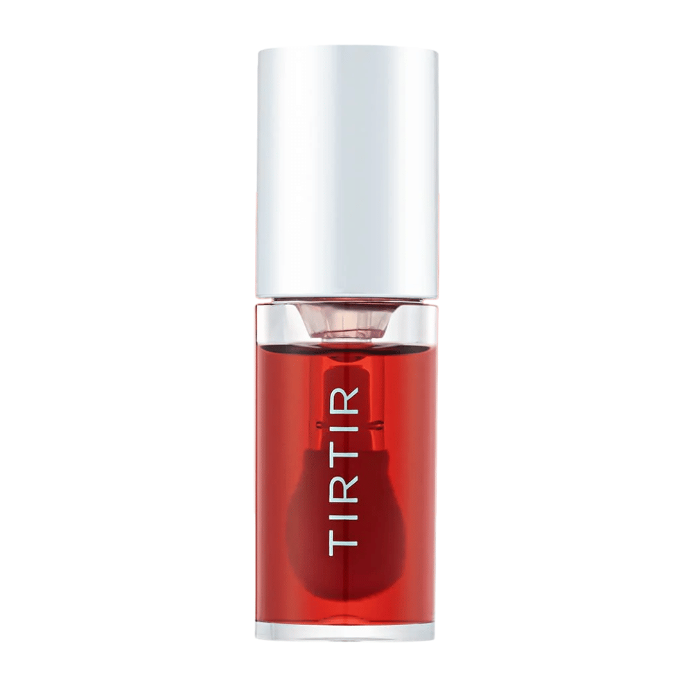 TIRTIR My Glow Lip Oil v prozorni rdeči odtenek s srebrnim pokrovčkom, prikazan naravnost spredaj proti beli ozadju.