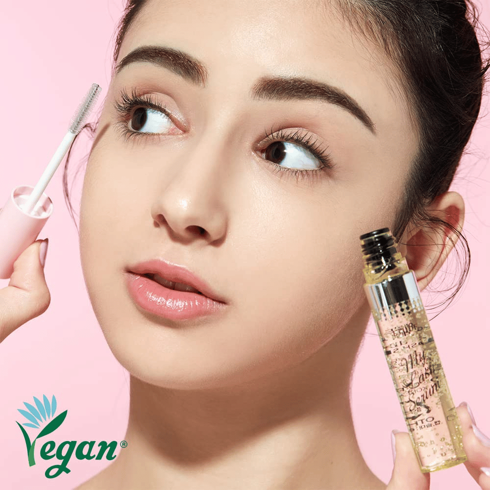 Model nanese vegansko My Lash Serum s čopičem na trepalnice – korejsko serum za trepalnice, ki krepi, neguje in spodbuja rast trepalnic.