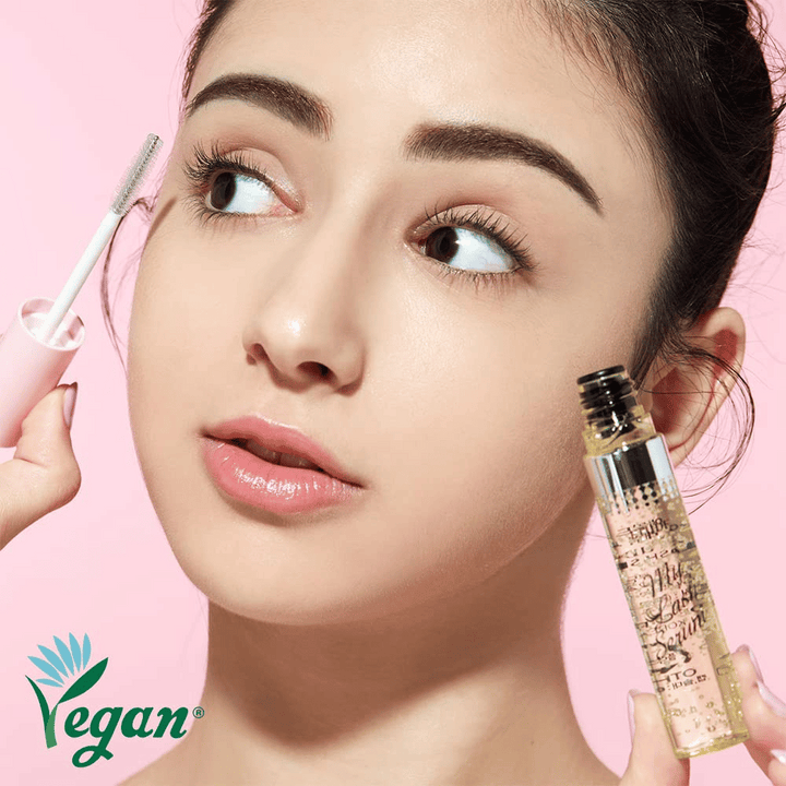 Model nanese vegansko My Lash Serum s čopičem na trepalnice – korejsko serum za trepalnice, ki krepi, neguje in spodbuja rast trepalnic.