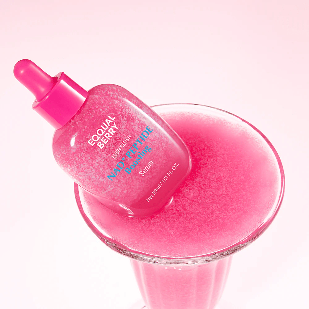EqualBerry Lush Blush NAD+ Peptide Boosting Serum 30 ml – anti-age serum za sijaj z peptidi v kreativni produktni sliki