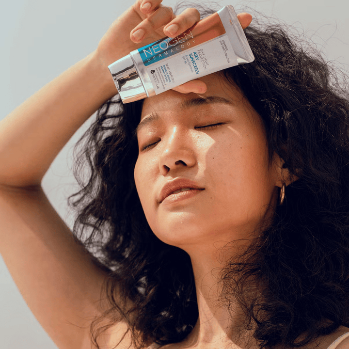 Neogen Dermalogy Day-Light Protection Airy Sunscreen SPF50 50ml – lahka sončna krema s širokim spektrom UV-zaščite, prikazana v uporabi na sončni svetlobi.