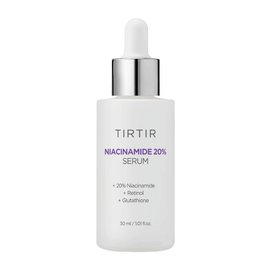 Steklenička Tirtirs "Niacinamide 20% Serum" stoji na beli podlagi. Serum vsebuje 20 % niacinamida, retinola in glutationa ter je zasnovan za izboljšanje strukture kože in zagotavljanje bolj sijočega videza. Vsebina stekleničke je 30 ml.
