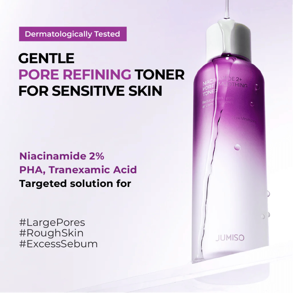 Promocijska slika tonika z besedilom, da je izdelek dermatološko testiran in prilagojen občutljivi koži. Poudarek je na zmanjševanju por, nadzoru loja in eksfoliaciji z niacinamidom, PHA in traneksamsko kislino.
