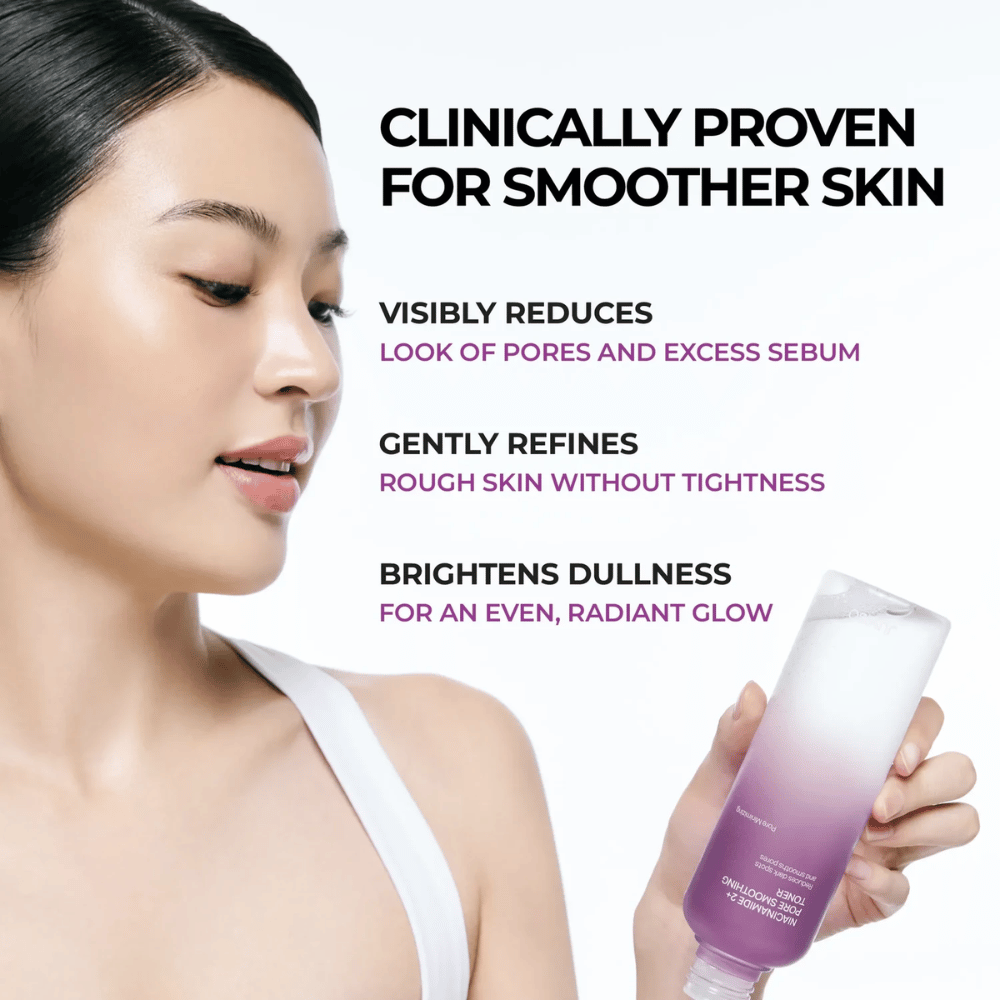 Model drži JUMISO Niacinamide 2+ Pore Smoothing Toner ob obrazu. Slika izpostavlja klinično dokazano sposobnost izdelka za zmanjšanje vidnih por, izenačenje teksture kože in povečanje sijaja kože.