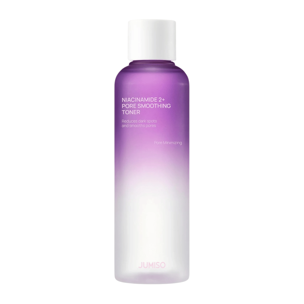 Slika izdelka JUMISO Niacinamide 2+ Pore Smoothing Toner na svetlem ozadju. Vijolična in bela steklenička poudarja osredotočenost izdelka na zmanjševanje por, bolj enakomeren ten kože in manjšo vidnost temnih madežev.
