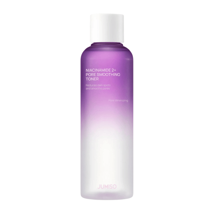 Slika izdelka JUMISO Niacinamide 2+ Pore Smoothing Toner na svetlem ozadju. Vijolična in bela steklenička poudarja osredotočenost izdelka na zmanjševanje por, bolj enakomeren ten kože in manjšo vidnost temnih madežev.