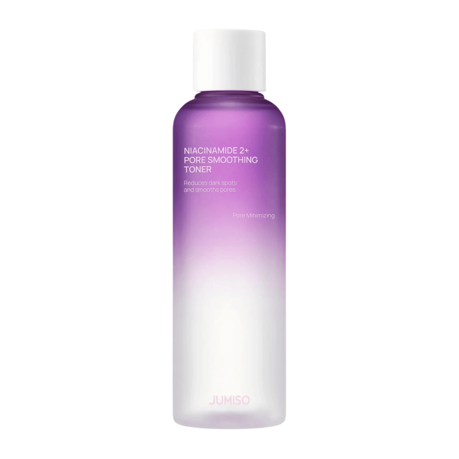 Slika izdelka JUMISO Niacinamide 2+ Pore Smoothing Toner na svetlem ozadju. Vijolična in bela steklenička poudarja osredotočenost izdelka na zmanjševanje por, bolj enakomeren ten kože in manjšo vidnost temnih madežev.