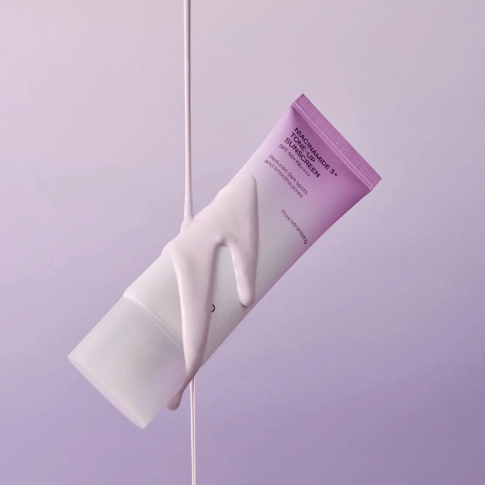 JUMISO Niacinamide 3+ Tone-Up Sunscreen SPF50+ PA++++ z lahko formulo, ki zagotavlja širokospektralno UV-zaščito in posvetlitveni tone-up učinek.
