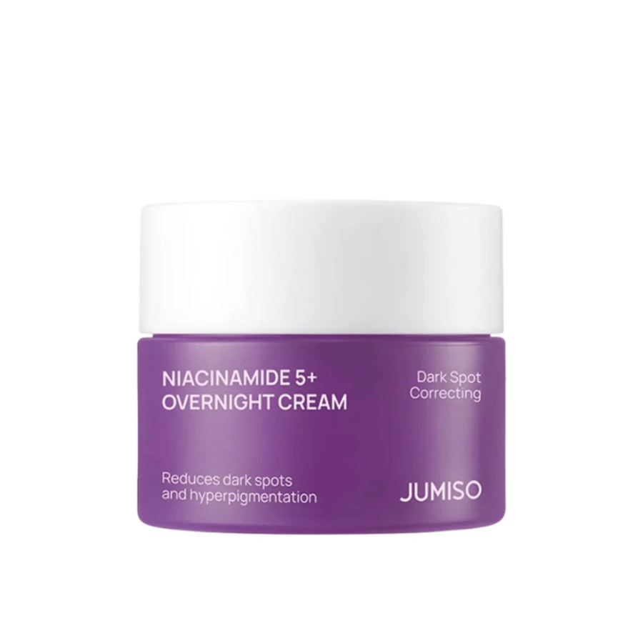 JUMISO Niacinamide 5+ Overnight Cream v vijoličnem lončku na svetlem ozadju. Nočna krema z niacinamidom, ki pomaga zmanjšati pigmentne madeže, neenakomeren ten kože in koži čez noč daje bolj enakomeren sijaj.