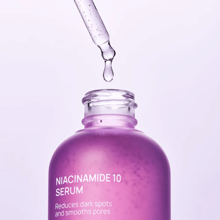 Povečava stekleničke in pipete z Jumiso Niacinamide 10 Serum. Prosojna kapljica lahke formule, ki se hitro vpije v kožo.