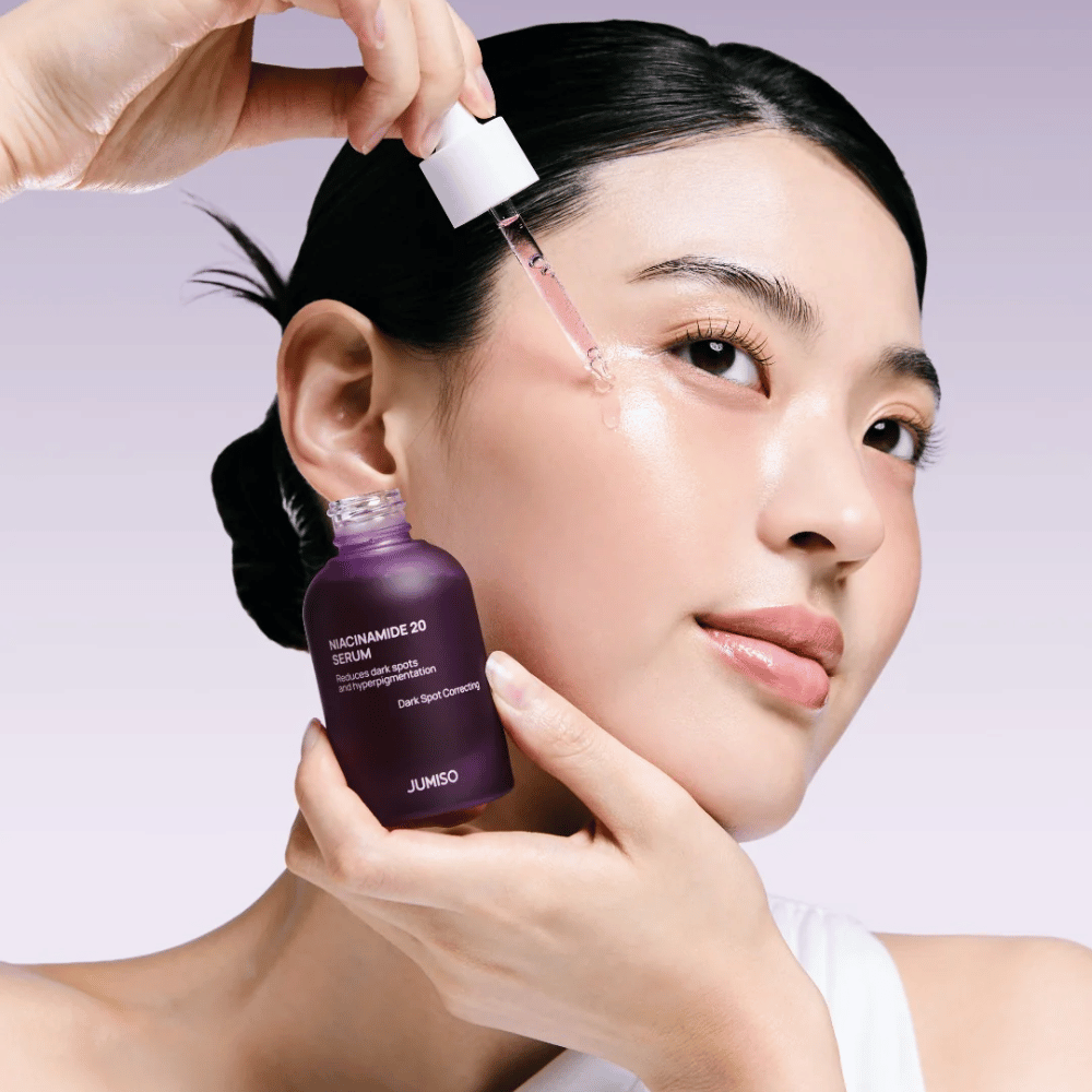 Ženska nanaša Jumiso Niacinamide 20 Serum – sijoč korejski serum, ki izenači ton kože in zmanjša pigmentne lise.