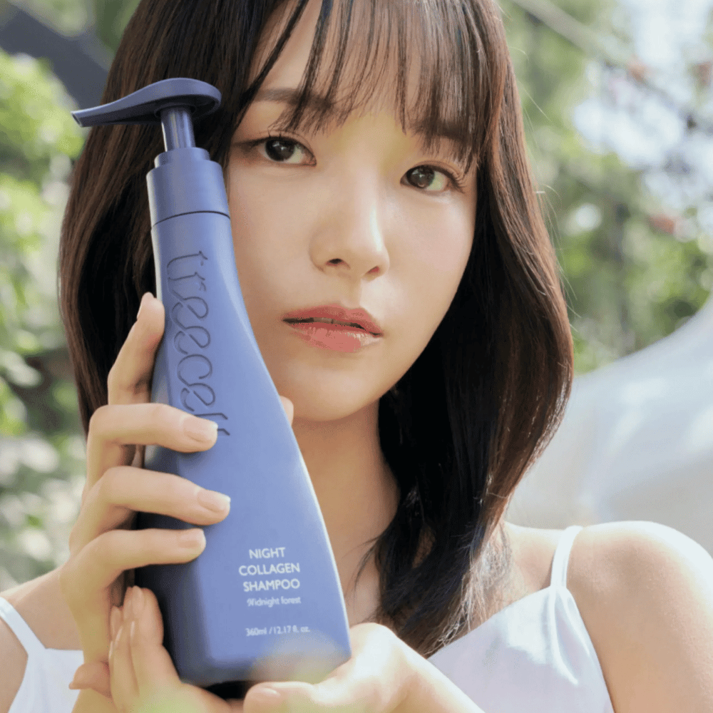 Ženska drži Treecell Night Collagen Shampoo Midnight Forest v naravnem okolju. Slika izraža zdrave lase, sijaj in premium občutek s poudarkom na negi las in lasišča.