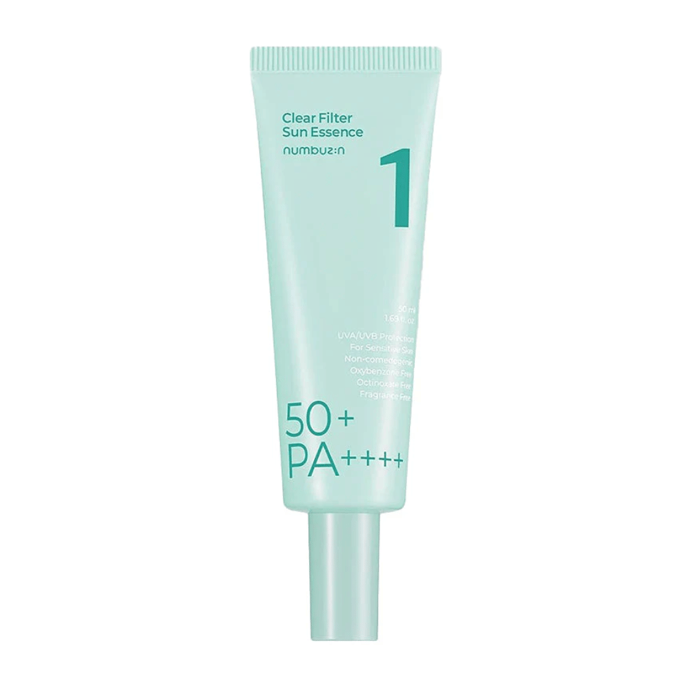 Svetlo modra tuba z No.1 Clear Filter Sun Essence SPF 50+ PA++++. Namenjena je občutljivi koži in ponuja visoko zaščito pred UVA in UVB žarki. Izdelek je brez komedogenih sestavin, oksibenzona, oktinoksata in parfumov. Tuba vsebuje 50 ml.