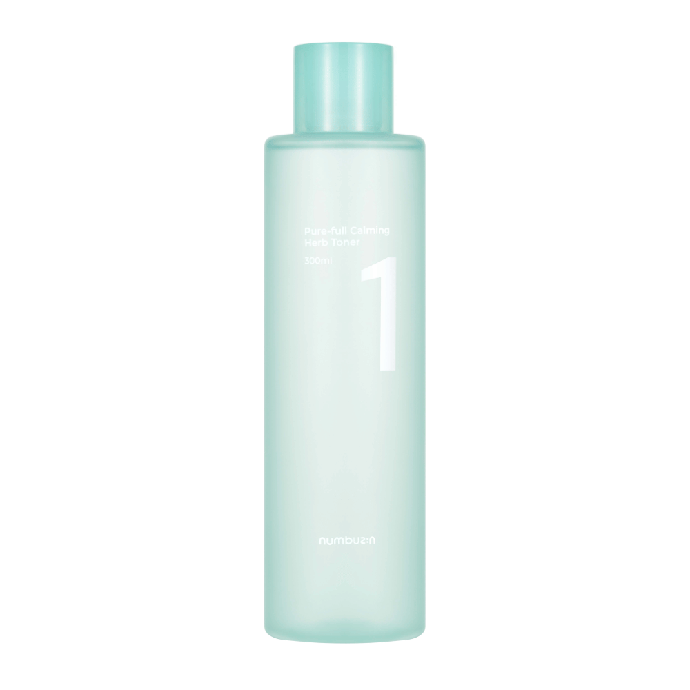 Steklenica No.1 Pure-Full Calming Herb Toner v prozorni svetlo modri zasnovi. Steklenica ima svetlo moder pokrov in etiketo z napisom "Pure-full Calming Herb Toner" ter "300ml". Izdelek ima minimalističen videz in daje svež in pomirjujoč vtis.