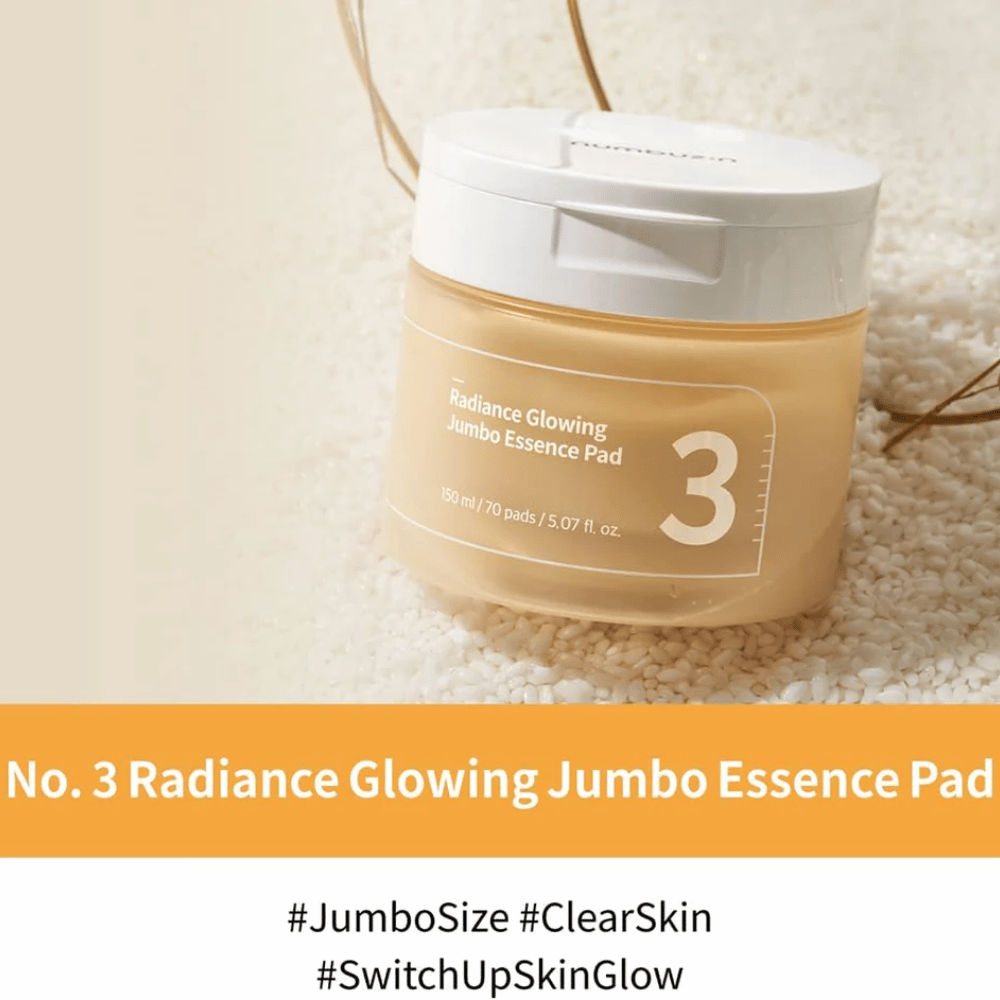 Kozarec z numbuzin No. 3 Radiance Glowing Jumbo Essence Pad postavljen na riž, besedilo na sliki poudarja jumbo velikost in sijaj kože.
