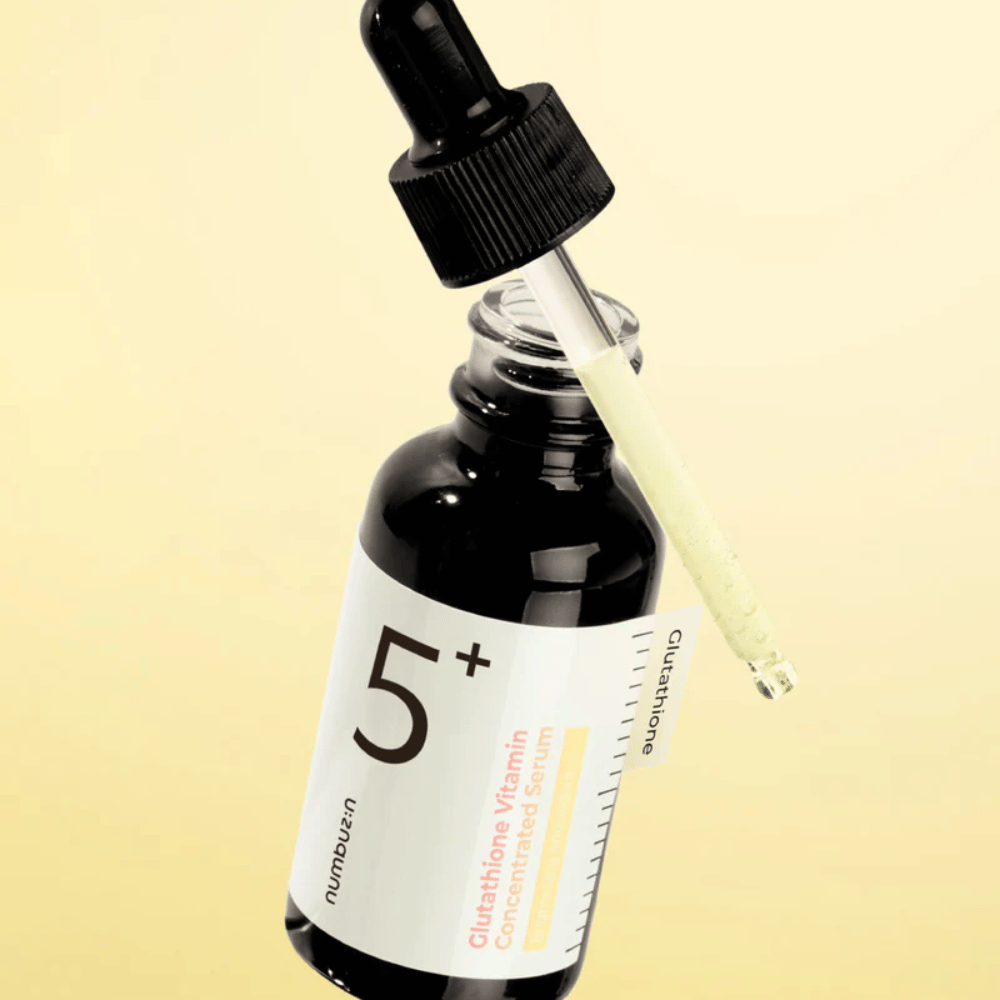 Steklenica s pipeto Numbuzin No.5+ Glutathione Vitamin Concentrated Serum. Lahka formula za bolj jasno in sijočo kožo.