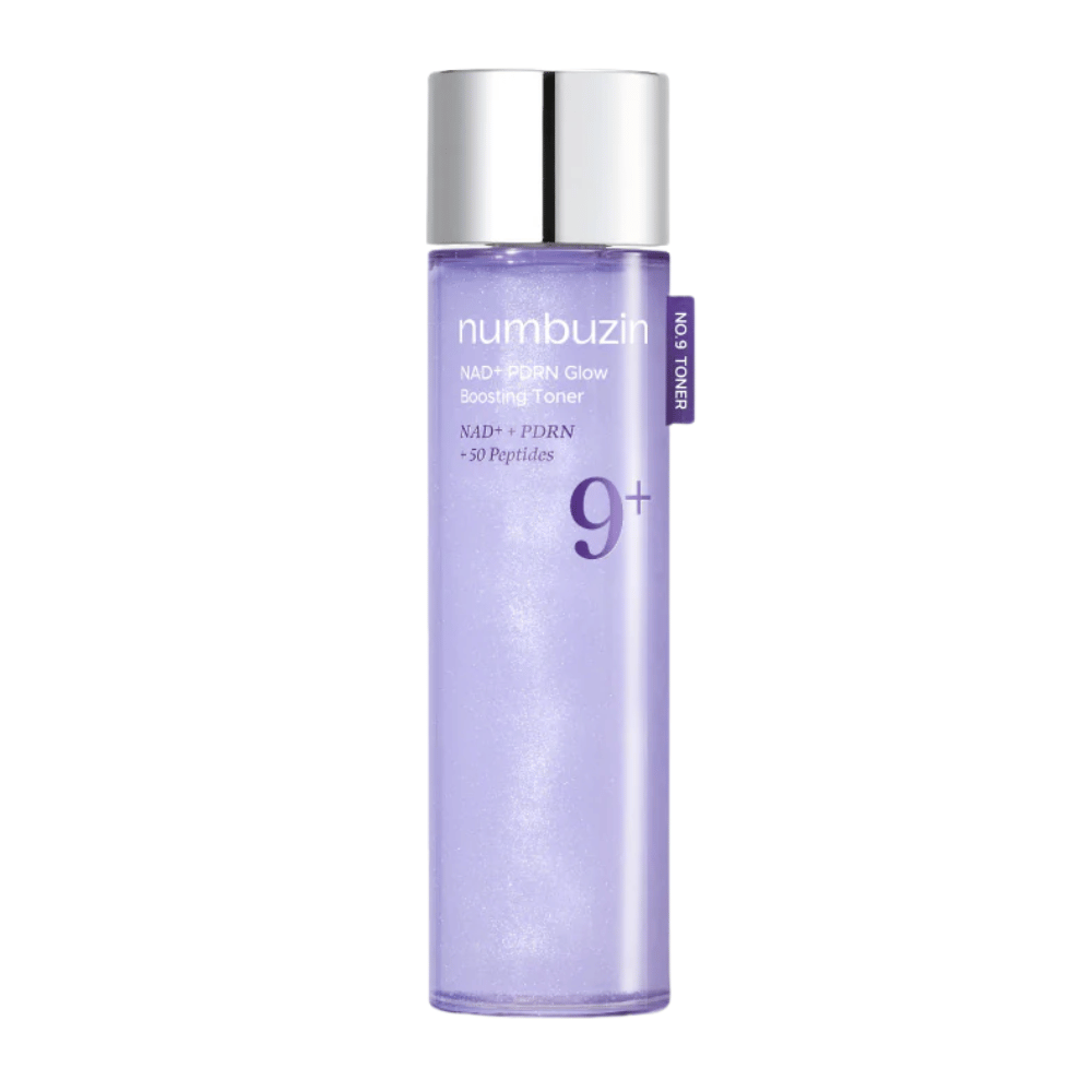 Čista slika izdelka Numbuzin No.9 NAD+ PDRN Glow Boosting Toner v vijolični steklenički s srebrnim pokrovčkom – za čvrsto in sijočo kožo.