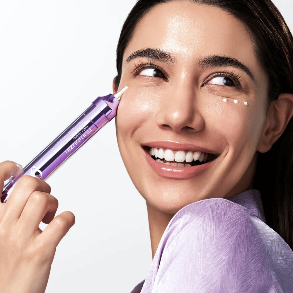 Model, ki nanaša No.9 NAD+ Retinol Volumetox Eye Cream okoli oči s preciznim aplikatorjem, za usmerjeno nego proti temnim kolobarjem in drobnim linijam.