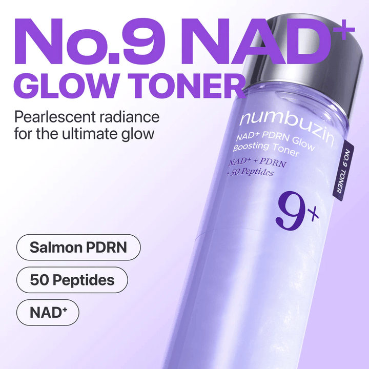 Slika izdelka Numbuzin No.9 NAD+ Glow Toner v vijolični steklenički. Besedilo: „Biserna sijajnost za vrhunski sijaj“ z sestavinami Salmon PDRN, 50 Peptidov, NAD+.
