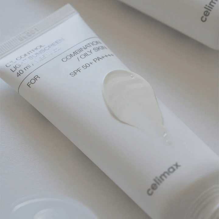Celimax Oil Control Light Sunscreen SPF 50+ PA++++ z lahko gel-kremno teksturo, ki se hitro vpije in pusti kožo navlaženo brez lepljivega občutka