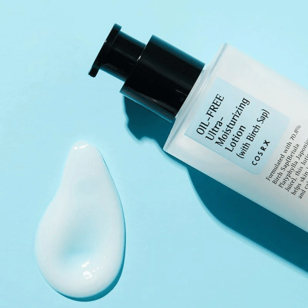 COSRX Oil-Free Ultra-Moisturizing Lotion z brezovim sokom kremasta lahka tekstura, ki se hitro vpije brez mastnega občutka