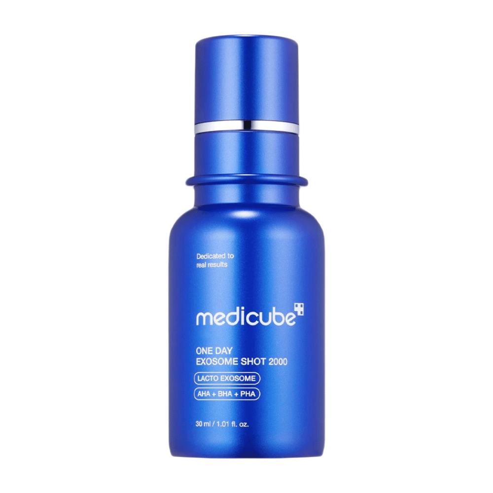 Z Medicube One Day Exosome Shot Pore Ampoule 2000 dobite učinkovito rešitev za zmanjšanje por in obnovo kože. Obogatena z Lacto Exosome in AHA, BHA in PHA nežno eksfolira, hkrati pa izboljšuje strukturo kože in globoko vlaži.