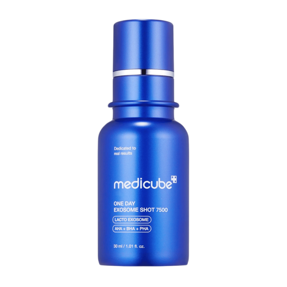 Medicube One Day Exosome Shot 7500 je napredna ampula, obogatena z Lacto Exosome in AHA, BHA, PHA za intenzivno nego kože. Namenjena je izboljšanju strukture kože in zmanjšanju vidnih por. Primerna za izkušene uporabnike s koncentracijo 7.500 PPM.