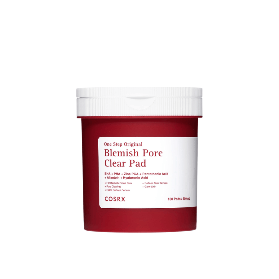 Izrezana slika izdelka COSRX One Step Original Blemish Pore Clear Pad v rdeči in beli embalaži na svetlem ozadju.