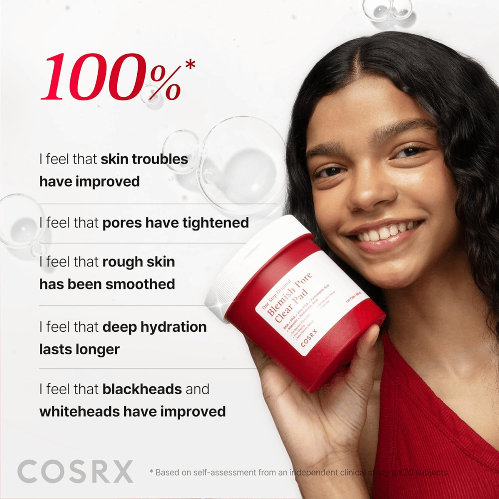 Model drži COSRX One Step Original Blemish Pore Clear Pad s poudarkom na izboljšani teksturi kože, porah, vlaženju in zmanjšanih nepravilnostih.