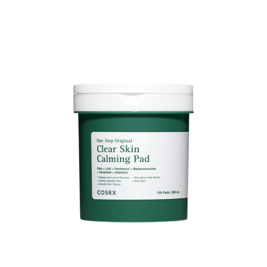 Izrezana produktna slika izdelka COSRX One Step Original Clear Skin Calming Pad v zeleni embalaži na svetlem ozadju.
