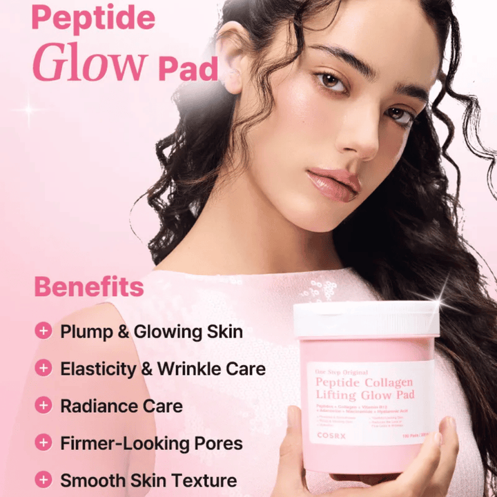 Model drži COSRX Peptide Collagen Lifting Glow Pad s poudarkom na sijaju, čvrstosti, elastičnosti kože in izboljšani teksturi kože.
