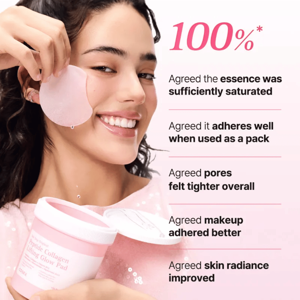Model uporablja COSRX Peptide Collagen Lifting Glow Pad s poudarkom na vlaženju, sijaju in izboljšani elastičnosti kože.