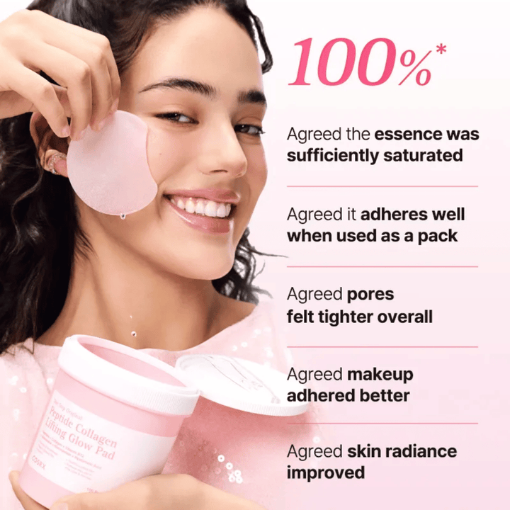 Model uporablja COSRX Peptide Collagen Lifting Glow Pad s poudarkom na vlaženju, sijaju in izboljšani elastičnosti kože.