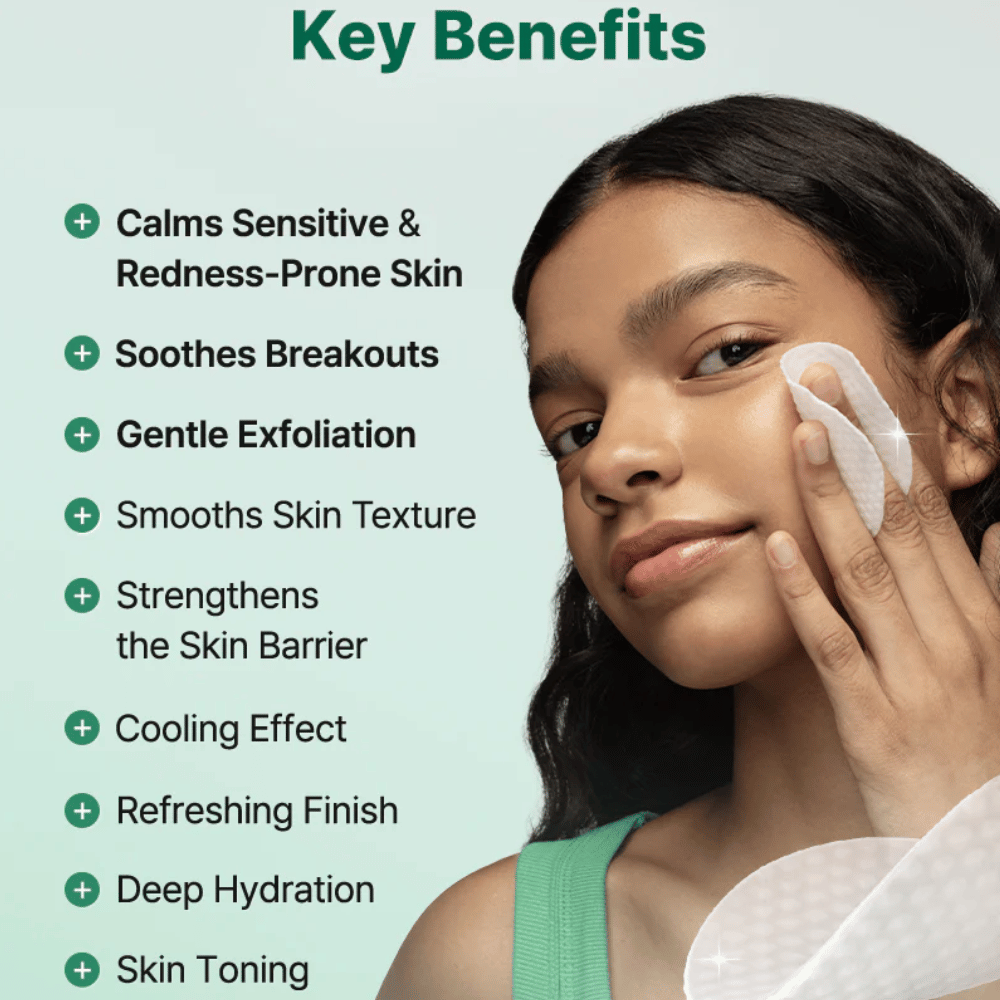 Model nanaša COSRX One Step Original Clear Skin Calming Pad s poudarkom na pomirjujočem učinku, pilingu in vlaženju za občutljivo kožo.
