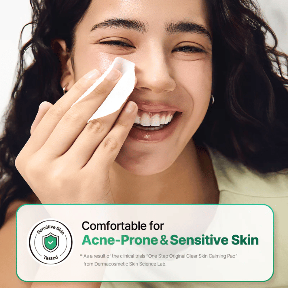 Model uporablja COSRX One Step Original Clear Skin Calming Pad na koži s poudarkom na občutljivi koži in koži, nagnjeni k aknam.