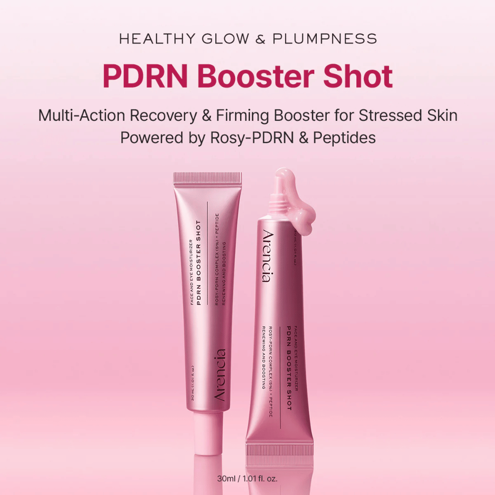 Produktna slika Arencia PDRN Booster Shot v rožnati tubi skupaj z odprtim aplikatorjem. Poudarek je na sijaju, polnejši koži in obnovitveni negi kože z PDRN in peptidi.