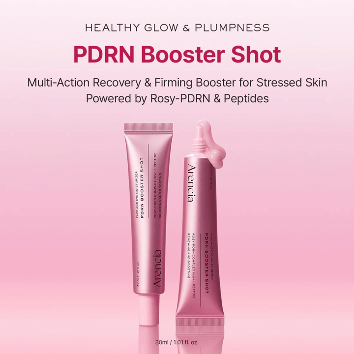 Produktna slika Arencia PDRN Booster Shot v rožnati tubi skupaj z odprtim aplikatorjem. Poudarek je na sijaju, polnejši koži in obnovitveni negi kože z PDRN in peptidi.