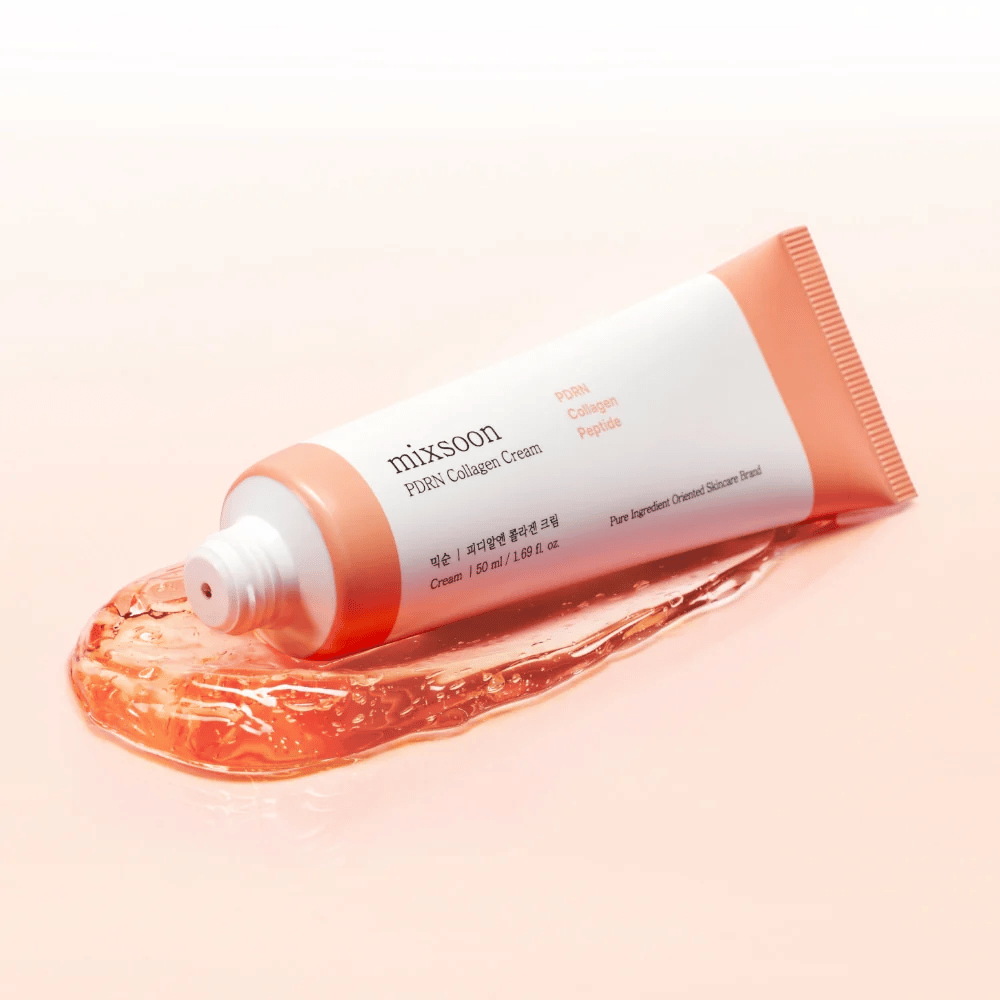 Mixsoon PDRN Collagen Cream na mehkem toniranem ozadju s prosojno formulo. Izdelek zagotavlja intenzivno vlago in izboljšano strukturo kože.