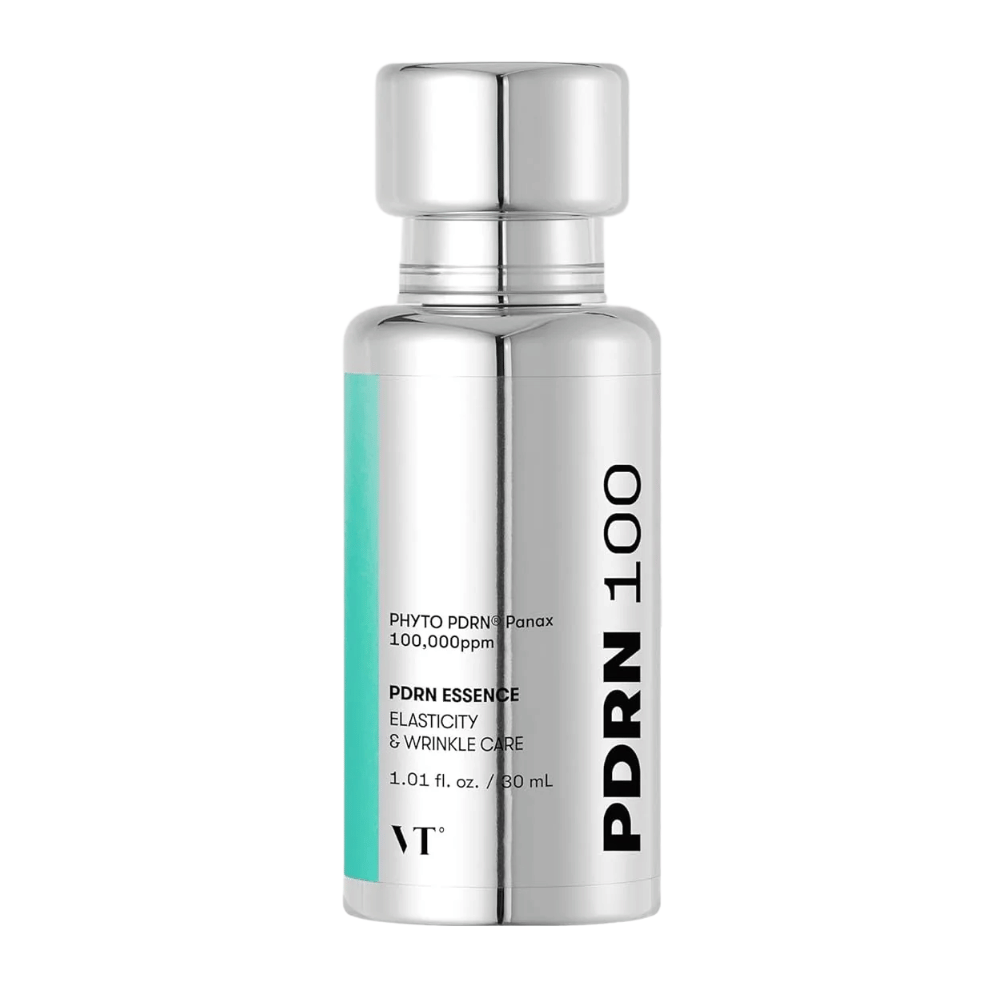 VT PDRN 100 Essence v srebrni steklenički z besedilom, ki označuje vsebino: 100.000 ppm PHYTO PDRN® Panax za elastičnost in nego gub. Steklenička vsebuje 30 ml in ima elegantno, zrcalno obliko.